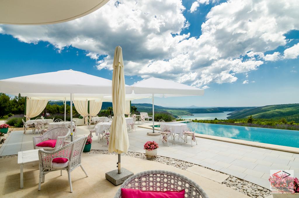 Mali hotel,restaurant & Spa "Villa Štefanija"