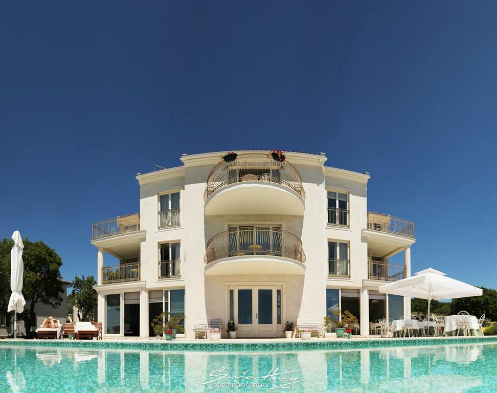 Mali hotel,restaurant & Spa "Villa Štefanija"
