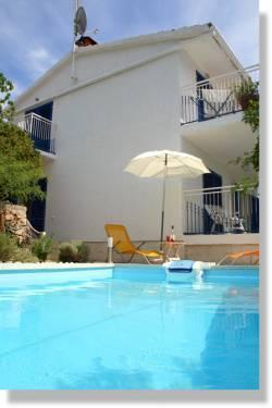 Mediterraneo - apartmani s bazenom
