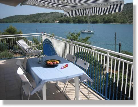 Mediterraneo - apartmani s bazenom