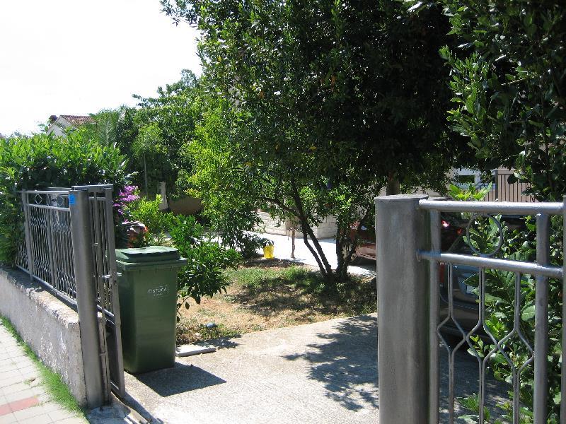 Komforni dvosobni stan blizu plaže i centra