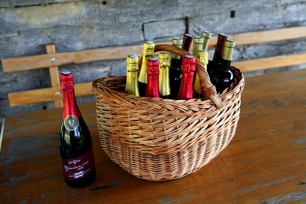 Vinarija, pansion & restaurant "Vuglec Breg"